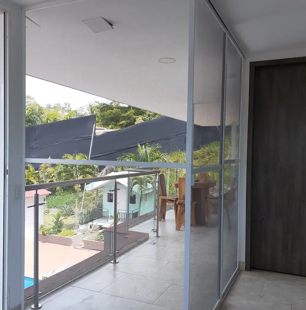 Cerramiento de balcón en aluminio