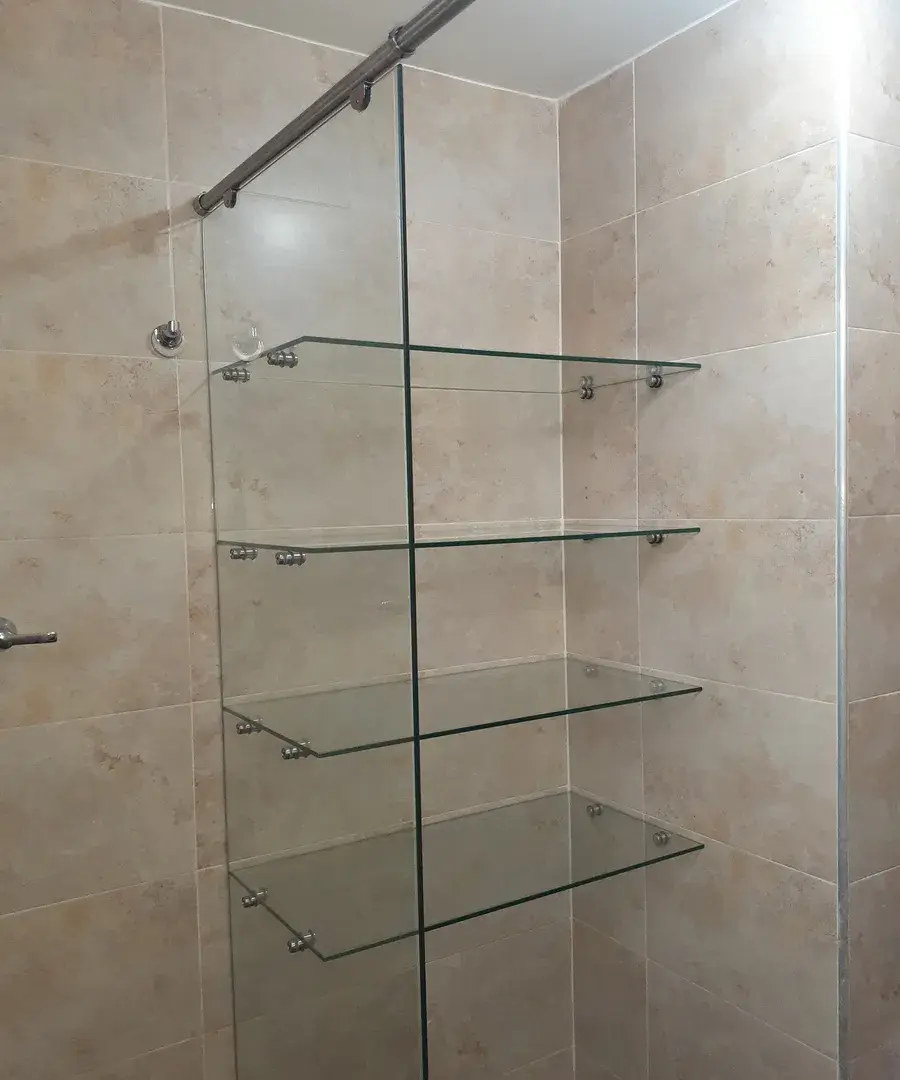 Repisas de vidrio en ducha